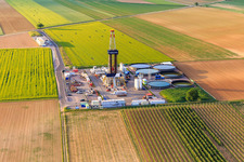 Photographie aérienne de Site de forage du site de forage profond V20 de Vercana GmbH pour Vulcan Energy à Schleidberg pour l'extraction d'énergie géothermique et de lithium à Insheim dans le département Rhénanie-Palatinat, Allemagne