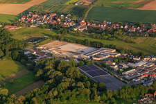 Vue aérienne de Chantier de construction avec fondation du nouveau parc logistique de HANSAINVEST et DFI-Real-Estte Kandel après la démolition du marché OBI à le quartier Minderslachen in Kandel dans le département Rhénanie-Palatinat, Allemagne