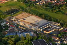 Vue aérienne de Chantier de construction avec fondation du nouveau parc logistique de HANSAINVEST et DFI-Real-Estte Kandel après la démolition du marché OBI à le quartier Minderslachen in Kandel dans le département Rhénanie-Palatinat, Allemagne