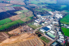 Zone industrielle d'Am Horst à le quartier Minderslachen in Kandel dans le département Rhénanie-Palatinat, Allemagne du point de vue du drone