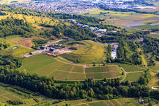 Vue aérienne de Décharge de l'association de traitement des déchets de Kahlenberg entourée de vignes à Ringsheim dans le département Bade-Wurtemberg, Allemagne