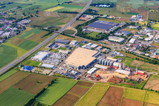 Vue aérienne de Zone industrielle sur l'A5 avec Bracchi Deutschland Transport & Logistik GmbH, Krämer MEGA STORE Ettenheim, JRS Holzenergie HEW GmbH & Co. KG et Ernst-Caravan-u. Freizeit-Center GmbH à le quartier Orschweier in Mahlberg dans le département Bade-Wurtemberg, Allemagne