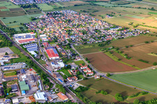 Vue aérienne de Vue de la ville depuis le sud le long de la voie ferrée à le quartier Orschweier in Mahlberg dans le département Bade-Wurtemberg, Allemagne