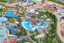 Vue aérienne de Svalgurok, Spiralrok - toboggan en spirale et Slalomrok - toboggan de slalom sauvage à Rulantica à Europapark Rust à Rust dans le département Bade-Wurtemberg, Allemagne