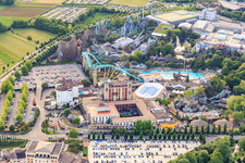 Vue aérienne de Atlantica SuperSplash, Arène Espagnole, hôtel-château 4 étoiles « Castillo Alcazar » et hôtel à thème 4 étoiles « El Andaluz » d'Europapark Rust à Rust dans le département Bade-Wurtemberg, Allemagne