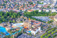 Vue aérienne de Atlantica SuperSplash, Arène Espagnole, hôtel-château 4 étoiles « Castillo Alcazar » et hôtel à thème 4 étoiles « El Andaluz » d'Europapark Rust à Rust dans le département Bade-Wurtemberg, Allemagne