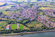 Vue aérienne de Vue de la ville sur le Rhin avec le Tennis Club Rhinau et le Football Club de Rhinau - FCR à Rhinau dans le département Bas Rhin, France