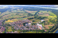 Vue aérienne de Vue de la ville sur le Rhin depuis le sud à Rhinau dans le département Bas Rhin, France