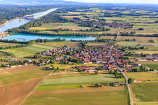 Vue aérienne de Vue du village depuis le nord devant le lac de carrière/gravière de la SAS Les Gravières Rhénanes à Friesenheim dans le département Bas Rhin, France