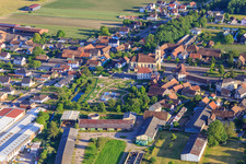 Vue aérienne de Parc inter générationnel à la mairie et à l'église Église Saint Ulrich de Bindernheim à Bindernheim dans le département Bas Rhin, France