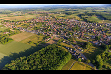 Vue aérienne de Vue de la ville depuis le nord-ouest à Wittisheim dans le département Bas Rhin, France