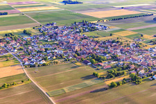 Vue aérienne de Vue du village depuis le nord-est à Hessenheim dans le département Bas Rhin, France