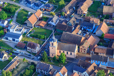 Vue aérienne de Église et mairie au centre du village à Hessenheim dans le département Bas Rhin, France