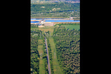 Vue aérienne de Route vers l'écluse du Rhin avec la centrale hydroélectrique Marckolsheim d'EDF à Marckolsheim dans le département Bas Rhin, France