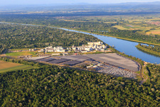 Vue aérienne de Zone industrielle et portuaire avec installations industrielles sur le Rhin appartenant à Jungbunzlauer SA et TEREOS Starch & Sweeteners Europe devant l'entrepôt automobile CEVA Logistics à Marckolsheim dans le département Bas Rhin, France