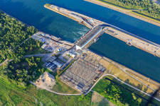 Vue aérienne de Écluse du Rhin avec poste de transformation et centrale hydroélectrique Marckolsheim d'EDF à Marckolsheim dans le département Bas Rhin, France