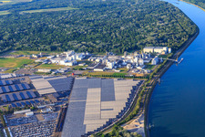 Vue aérienne de Zone industrielle et portuaire avec installations industrielles sur le Rhin appartenant à Jungbunzlauer SA et TEREOS Starch & Sweeteners Europe devant l'entrepôt automobile CEVA Logistics à Marckolsheim dans le département Bas Rhin, France