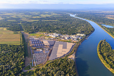 Photographie aérienne de Zone industrielle et portuaire avec installations industrielles sur le Rhin appartenant à Jungbunzlauer SA et TEREOS Starch & Sweeteners Europe devant l'entrepôt automobile CEVA Logistics à Marckolsheim dans le département Bas Rhin, France