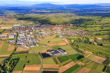Vue aérienne de Vue de la ville depuis l'ouest à Endingen am Kaiserstuhl dans le département Bade-Wurtemberg, Allemagne