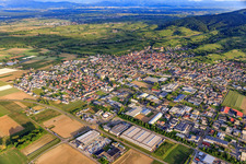 Vue aérienne de Vue d'ensemble de la ville depuis le nord-ouest avec Adval Tech (Allemagne) GmbH & Co. KG et Dinger Stone GmbH à Endingen am Kaiserstuhl dans le département Bade-Wurtemberg, Allemagne