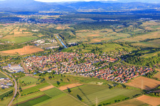 Vue aérienne de Vue de la ville depuis l'ouest à Riegel am Kaiserstuhl dans le département Bade-Wurtemberg, Allemagne
