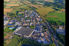 Vue aérienne de Zone industrielle de la Gewerbestraße avec Kemmler Baustoffhandel, Rhenus Data Office et Scheerer Logistik GmbH & Co. KG à Malterdingen dans le département Bade-Wurtemberg, Allemagne