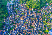 Vue aérienne de Rue principale et église évangélique Saint-Jacques à Malterdingen dans le département Bade-Wurtemberg, Allemagne