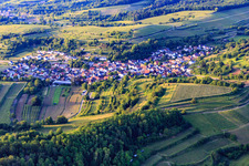 Vue aérienne de Vue du village viticole depuis le sud-ouest à le quartier Bombach in Kenzingen dans le département Bade-Wurtemberg, Allemagne