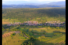 Vue aérienne de Vue de la ville viticole depuis l'ouest à le quartier Heimbach in Teningen dans le département Bade-Wurtemberg, Allemagne