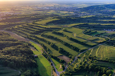 Vue aérienne de Vignobles en terrasses à le quartier Bombach in Kenzingen dans le département Bade-Wurtemberg, Allemagne
