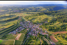 Vue aérienne de Vue du village viticole depuis le sud à le quartier Bombach in Kenzingen dans le département Bade-Wurtemberg, Allemagne
