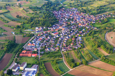 Vue aérienne de Aperçu local avec clinique de réadaptation à le quartier Broggingen in Herbolzheim dans le département Bade-Wurtemberg, Allemagne