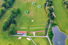 Vue aérienne de Un swing gagnant au drive-range au club de golf Europa-Park Breisgau à le quartier Tutschfelden in Herbolzheim dans le département Bade-Wurtemberg, Allemagne