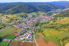 Vue aérienne de Vue du village d'Ettenbachtal depuis l'ouest à le quartier Münchweier in Ettenheim dans le département Bade-Wurtemberg, Allemagne