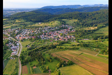 Vue aérienne de Vue du village depuis le sud à le quartier Schmieheim in Kippenheim dans le département Bade-Wurtemberg, Allemagne