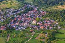 Vue aérienne de Vue du village depuis le sud-ouest avec le château de Schmieheim à le quartier Schmieheim in Kippenheim dans le département Bade-Wurtemberg, Allemagne