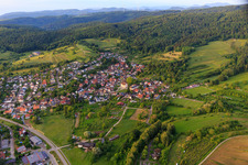 Vue aérienne de Vue du village depuis le sud-ouest avec le château de Schmieheim à le quartier Schmieheim in Kippenheim dans le département Bade-Wurtemberg, Allemagne