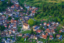 Vue oblique de Vue du village depuis le sud-ouest avec le château de Schmieheim à le quartier Schmieheim in Kippenheim dans le département Bade-Wurtemberg, Allemagne