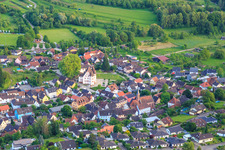 Vue aérienne de Vue du village depuis le nord-ouest avec le château de Schmieheim à le quartier Schmieheim in Kippenheim dans le département Bade-Wurtemberg, Allemagne