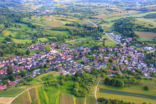 Vue aérienne de Vue du village depuis le nord-ouest avec le château de Schmieheim à le quartier Schmieheim in Kippenheim dans le département Bade-Wurtemberg, Allemagne