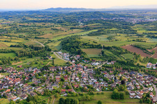 Photographie aérienne de Vue du village depuis le nord-ouest avec le château de Schmieheim à le quartier Schmieheim in Kippenheim dans le département Bade-Wurtemberg, Allemagne