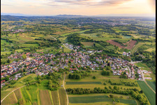 Vue oblique de Vue du village depuis le nord-ouest avec le château de Schmieheim à le quartier Schmieheim in Kippenheim dans le département Bade-Wurtemberg, Allemagne