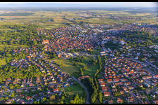 Vue aérienne de Vue de la ville depuis l'est à Ettenheim dans le département Bade-Wurtemberg, Allemagne