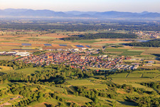 Vue aérienne de Vue de la ville depuis le nord-est à Ringsheim dans le département Bade-Wurtemberg, Allemagne