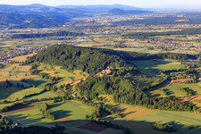 Vue aérienne de Breitenbachtal avec les ruines de la forteresse de Hochburg près d'Emmendingen depuis le nord à le quartier Mühlebächle in Sexau dans le département Bade-Wurtemberg, Allemagne