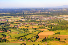 Vue aérienne de Vue de la ville depuis le nord-est à le quartier Windenreute in Emmendingen dans le département Bade-Wurtemberg, Allemagne