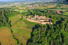 Vue aérienne de Ruines de la forteresse de Hochburg près de Emmendingen depuis l'est à le quartier Windenreute in Emmendingen dans le département Bade-Wurtemberg, Allemagne