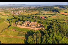 Vue aérienne de Ruines de la forteresse de Hochburg près de Emmendingen depuis l'est à le quartier Windenreute in Emmendingen dans le département Bade-Wurtemberg, Allemagne