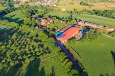 Vue aérienne de Hofgut Domäne Hochburg et salle d'information dans la tour fortifiée à le quartier Windenreute in Emmendingen dans le département Bade-Wurtemberg, Allemagne