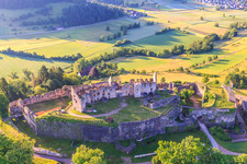 Photographie aérienne de Ruines de la forteresse de Hochburg près de Emmendingen depuis l'ouest à le quartier Windenreute in Emmendingen dans le département Bade-Wurtemberg, Allemagne